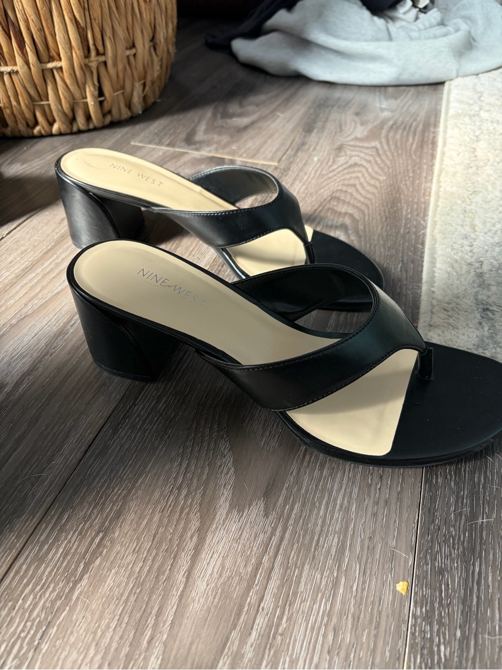 Nine West Black Leather Thong Block Heel Sandals